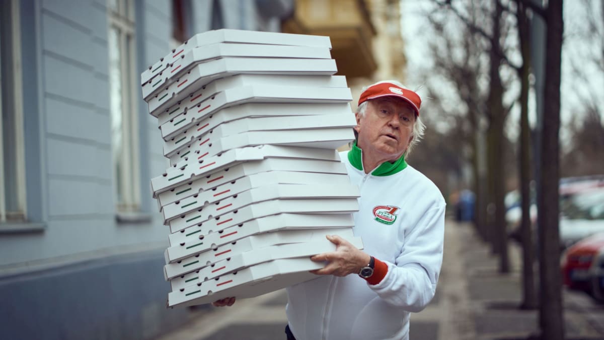 Jiří Lábus zase hraje poslíčka pizzy. (Zdroj: Tomáš Mikule)