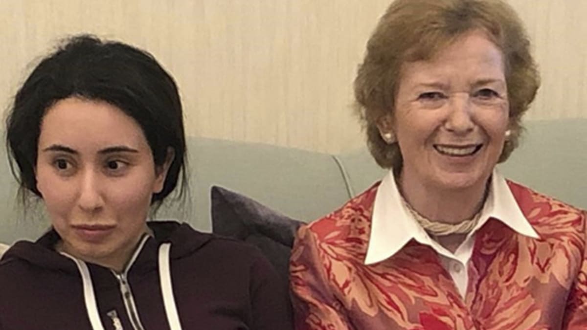 Dcera dubajského vládce Muhammada bin Rašída Maktúma Latífa (vlevo) na fotografii z roku 2018, kdy se v Dubaji setkala s Mary Robinsonovou, bývalou vysokou komisařkou OSN pro lidská práva. (zdroj: AP)