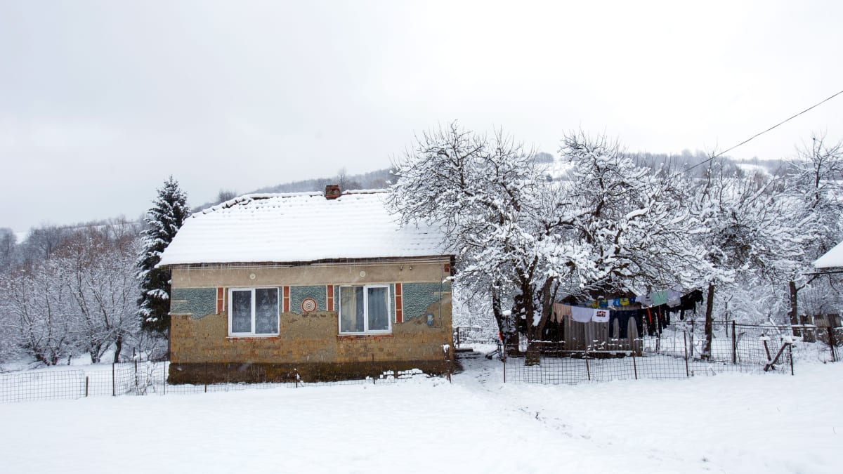 Ukrajinec ze zapadlé vsi ohlásil fiktivní vraždu v naději, že policie protáhne sněhem zapadanou cestu. (ilustrační foto)