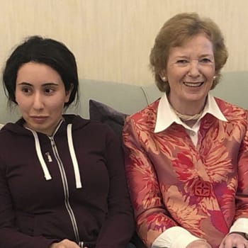 Dcera dubajského vládce Muhammada bin Rašída Maktúma Latífa (vlevo) na fotografii z roku 2018, kdy se v Dubaji setkala s Mary Robinsonovou, bývalou vysokou komisařkou OSN pro lidská práva. (zdroj: AP)