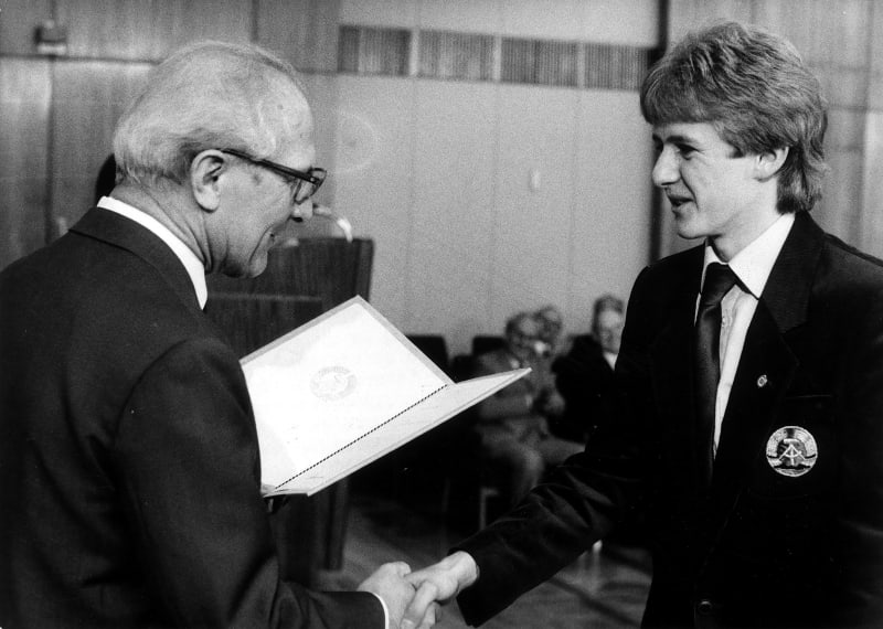 Jens Weißflog přebírá státní vyznamenání od Ericha Honneckera, bývalého nejvyššího představitele Německé demokratické republiky, za vítězství na olympiádě 1984.