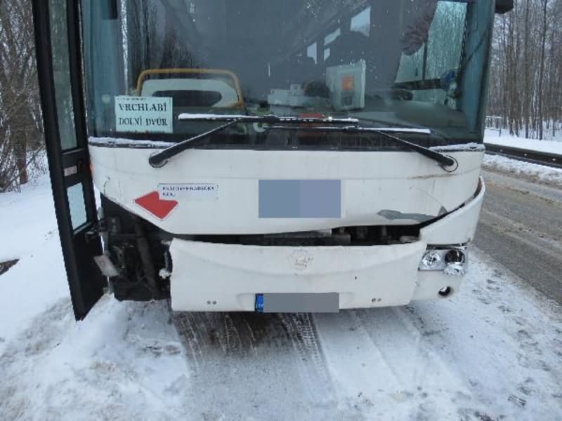 Následky střetů autobusů a osobních aut s pobíhajícími koňmi na Trutnovsku