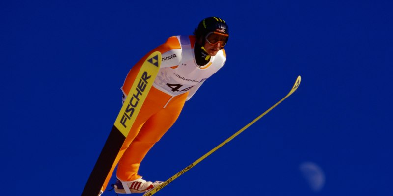 Jens Weißflog při vítězném skoku na olympiádě 1994 v Lillehammeru. Už v novém V-stylu