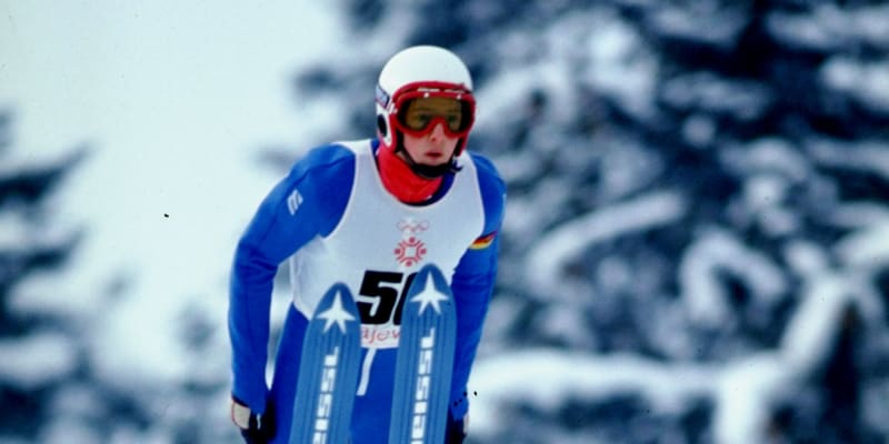 Jens Weißflog skáče starším stylem s paralelním vedením lyží na olympiádě 1984 v Sarajevu.