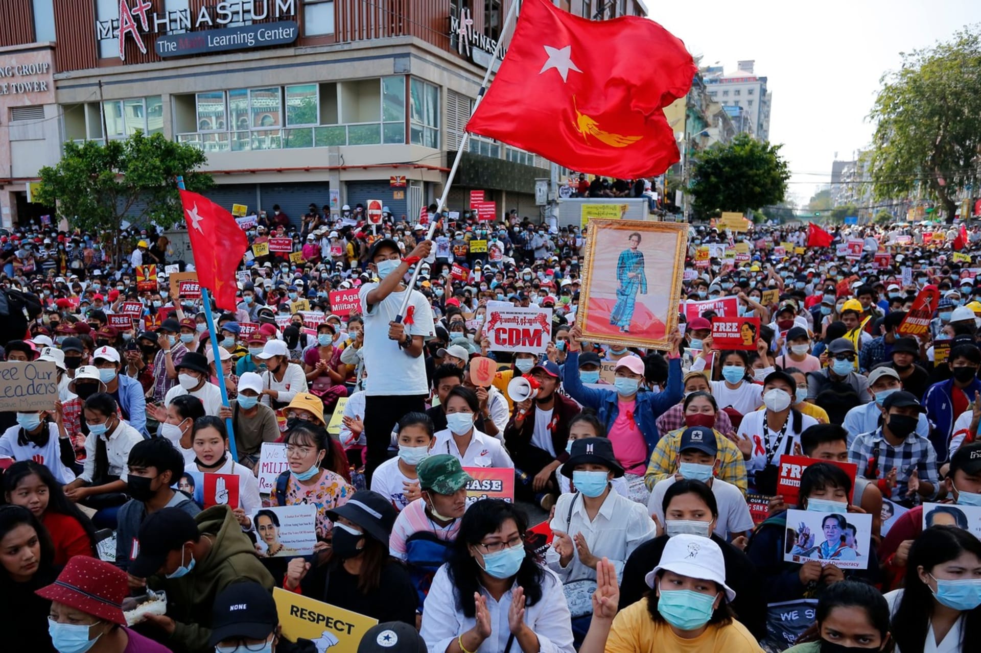 Středeční protesty v Myanmaru. 