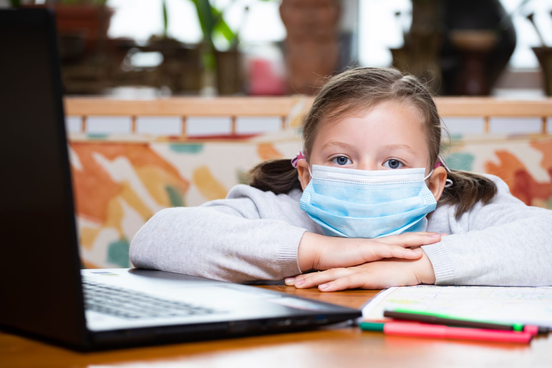 Vrátí se děti do škol? Vláda to podmiňuje testováním dětí na koronavirus, rodičům se to nelíbí. (Ilustrativní foto)