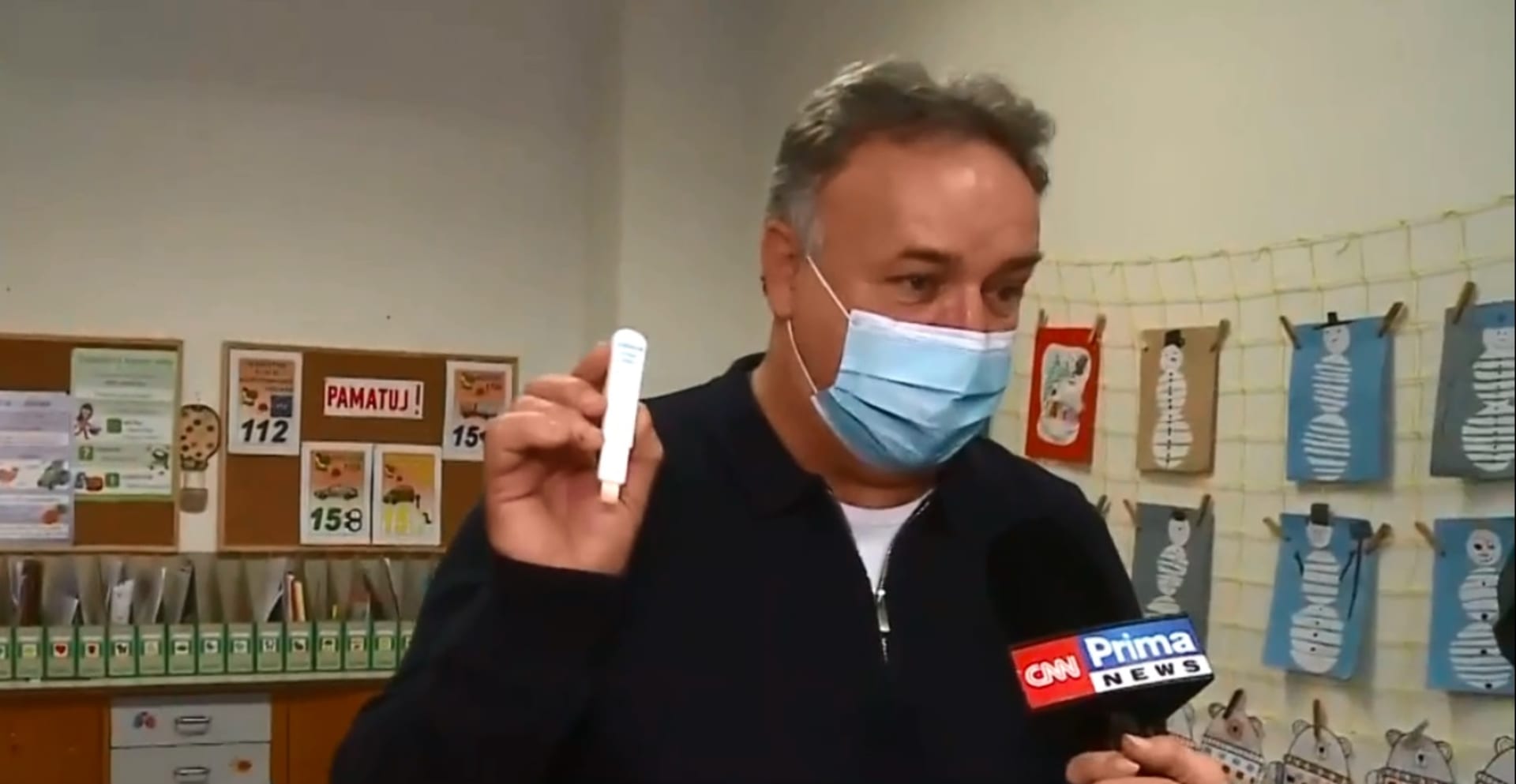 Radní Prahy 9 Zdeněk Medvídek pro CNN Prima NEWS ukazuje antigenní test, kterým se testovali žáci pražské základní škole.