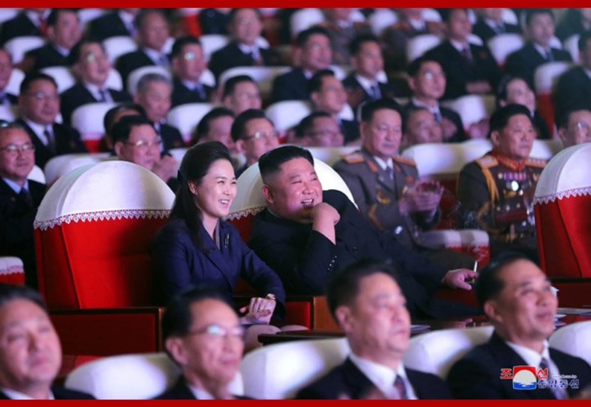 Ri Sol-ču dorazila na slavnostní koncert po boku svého manžela, severokorejského vůdce Kim Čong-una. (Zdroj: KCNA)