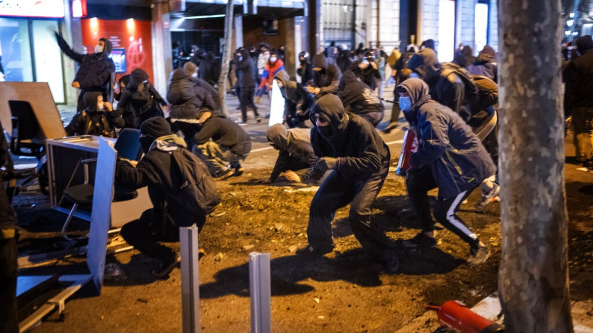 V Katalánsku zuří násilné protesty proti uvěznění kontroverzního rappera Pabla Haséla. (zdroj:AP)
