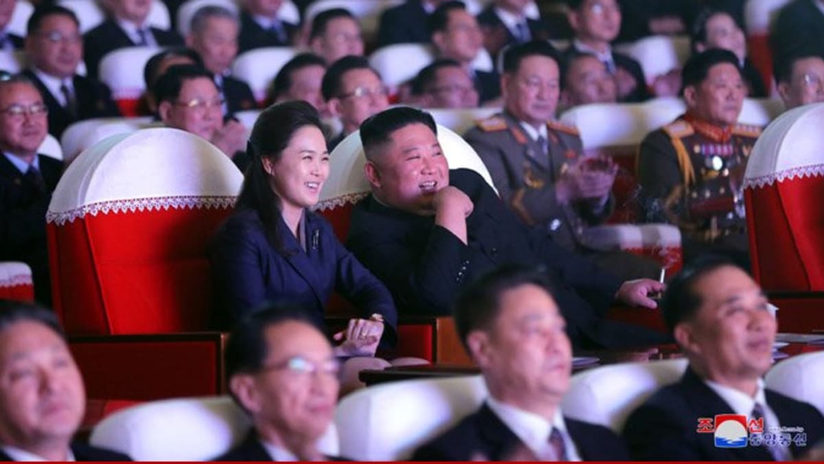 Ri Sol-ču dorazila na slavnostní koncert po boku svého manžela, severokorejského vůdce Kim Čong-una. (Zdroj: KCNA)