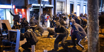 Zdemolované obchody a ohně v ulicích. Katalánci požadují svobodu pro rappera Haséla