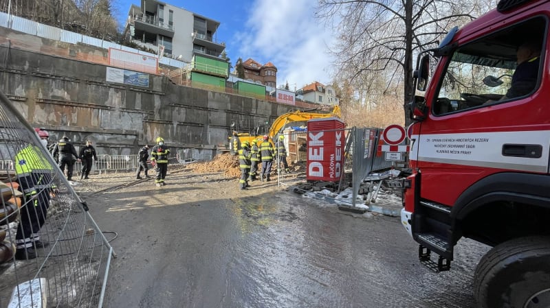 Do ulice Erbenova v Praze dorazilo několik jednotek hasičů včetně USAR týmu.