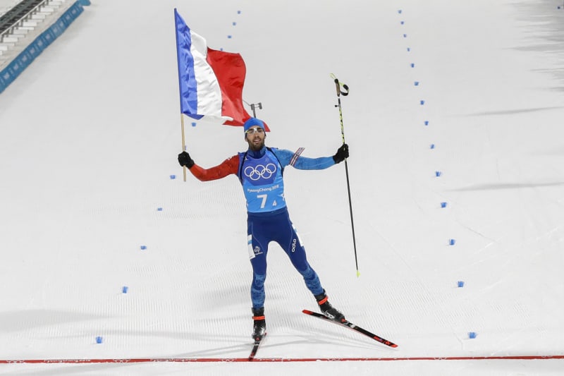 Martin Fourcade se raduje v cíli coby finišman v závodu smíšených štafet na olympiádě 2018 v Koreji.