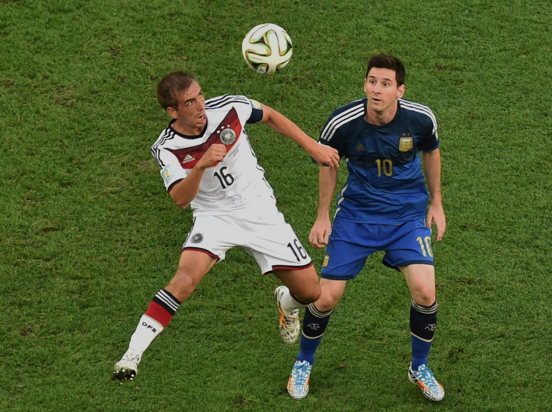 Philipp Lahm hlavičkuje před Lionelem Messim ve finále fotbalového mistrovství světa 2014 v Brazílii.