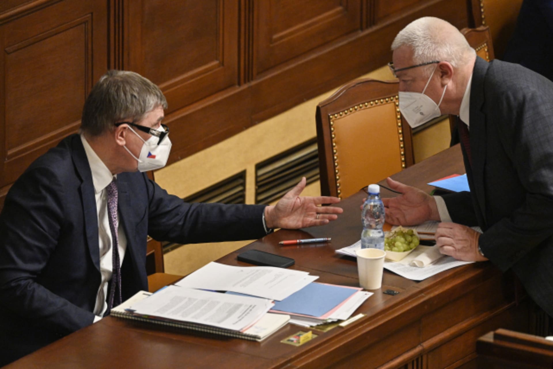 Premiér Andrej Babiš (vlevo) a předseda poslaneckého klubu ANO Jaroslav Faltýnek na schůzi Sněmovny 18. února 2021 v Praze.