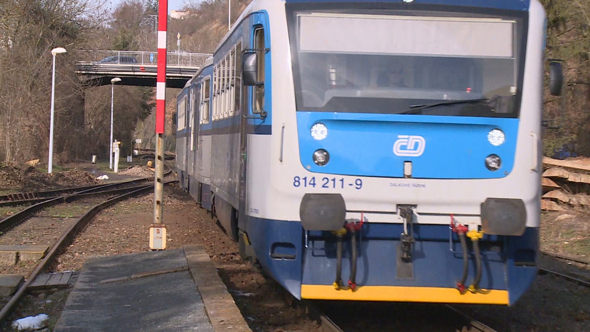 Osobní vlak v pondělí odpoledne srazil mezi Dobřichovicemi a Řevnicemi u Prahy dívku, zraněním podlehla. (ilustrační foto)