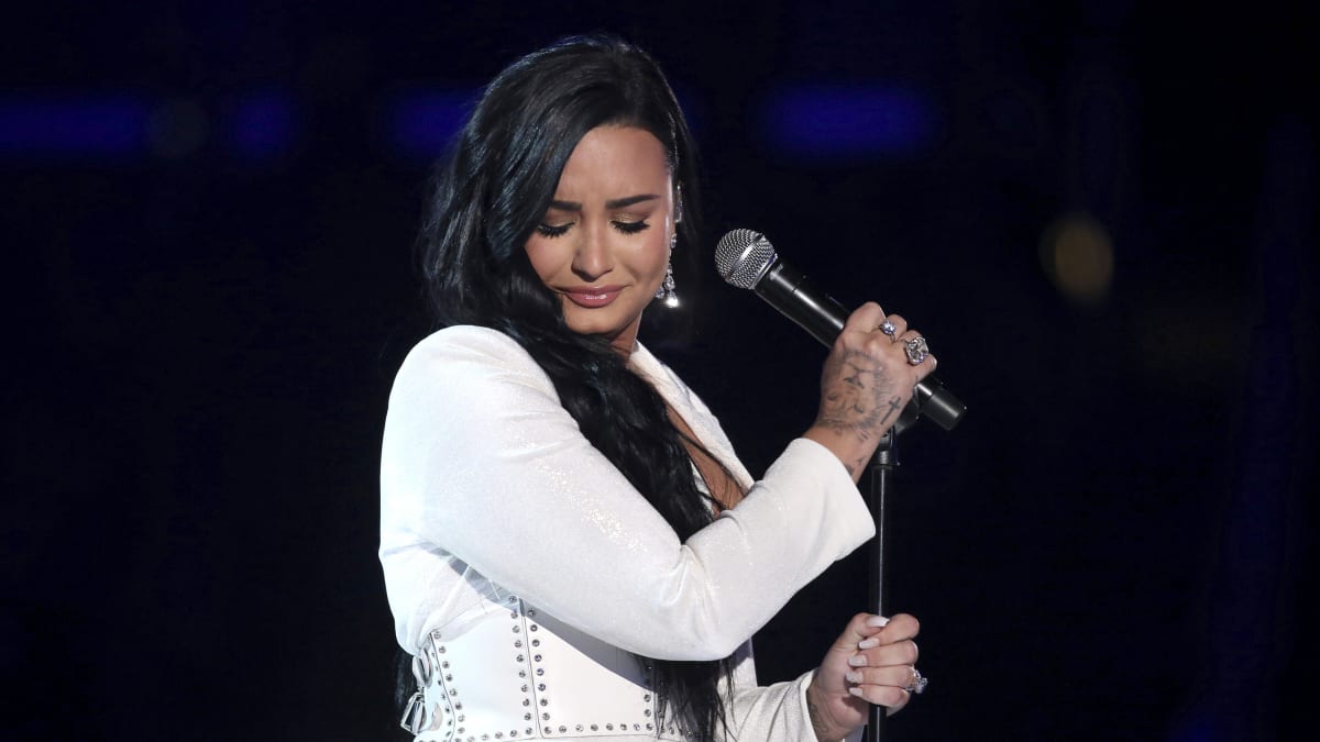 Demi Lovato na předávání cen Grammy v lednu 2020. Bylo to její první vystoupení od incidentu v roce 2018.