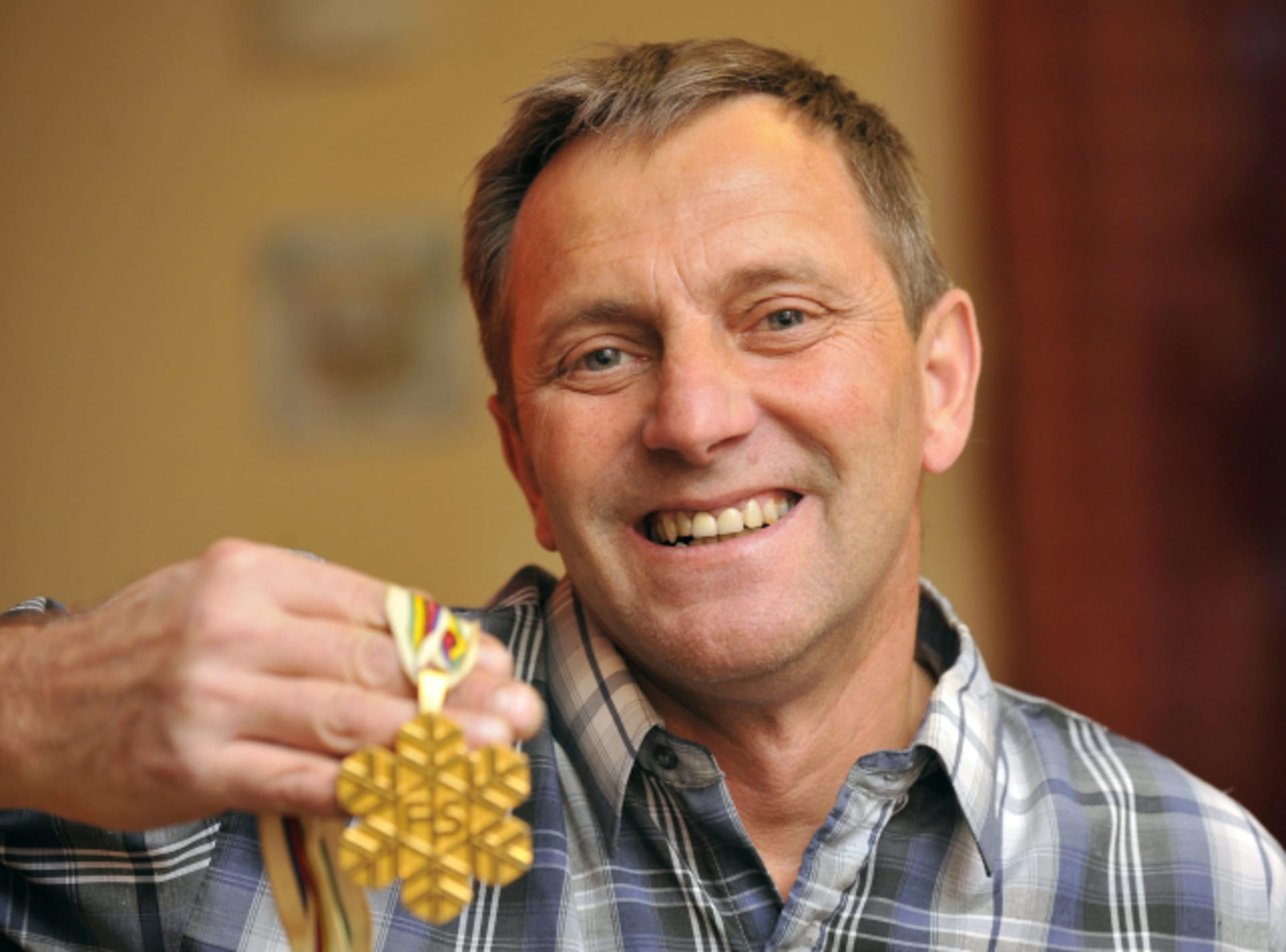 Jiří Parma pózuje se zlatou medailí z MS 1987.
