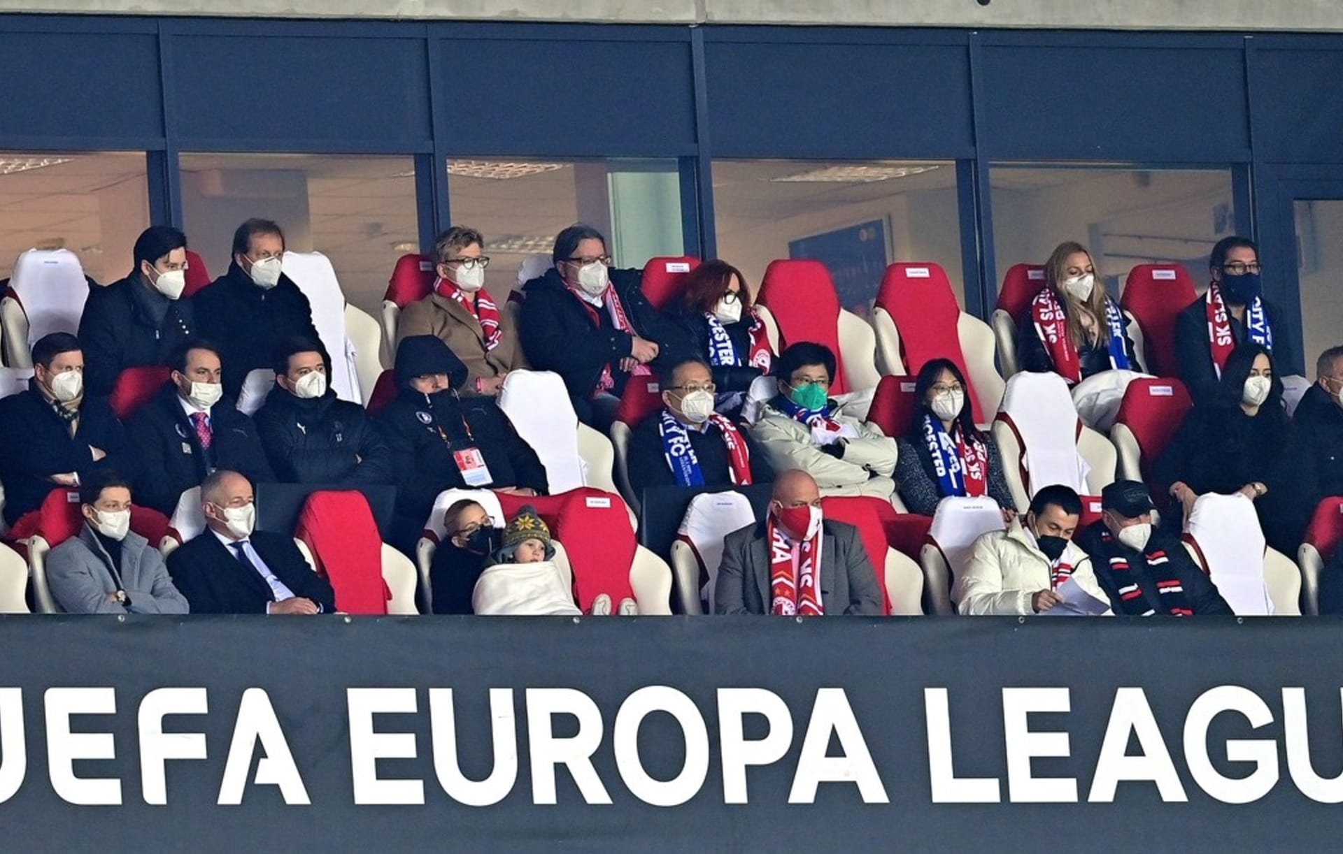 Fotograf deníku Sport zachytil na domácím zápase Evropské ligy tehdejšího poradce premiéra a exministra zdravotnictví Romana Prymulu (druhý zleva v dolní řadě). 