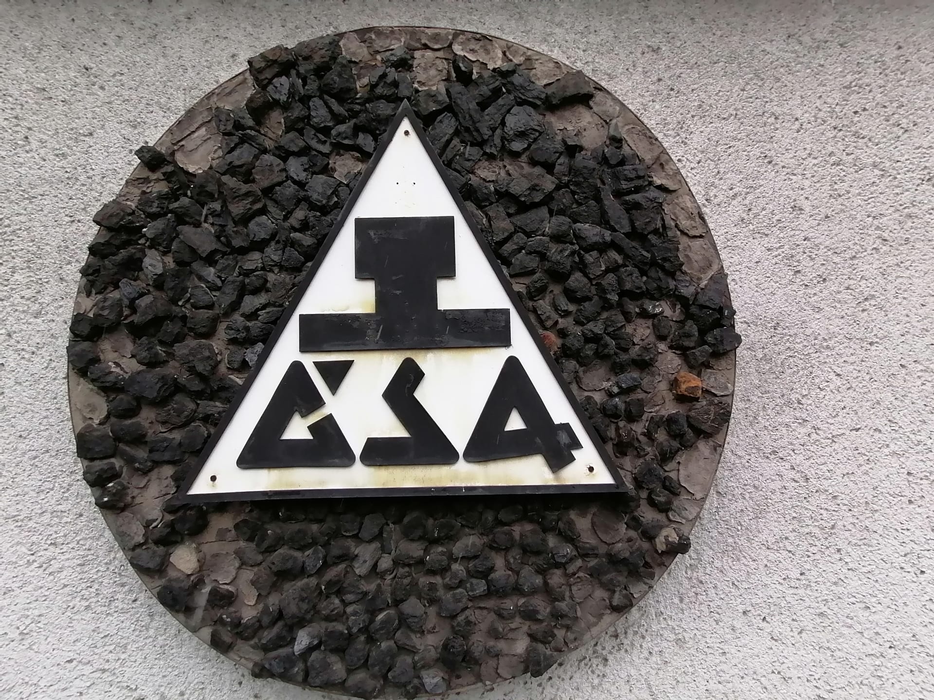 Uhlí z Dolu ČSA už se zachová jen v této uhelné mozaice, dokud nebudou zbořeny koupelny dolu, na kterých mozaika visí.