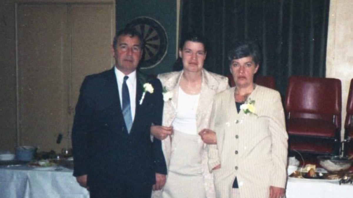 Manželé Hardingovi s dcerou Lisou na svatbě v roce 1998