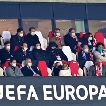 Slavia Praha na očekávaný zápas s Leicesterem City pozvala řadu VIP hostů včetně Romana Prymuly (v dolní řadě druhý zleva). 