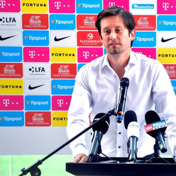 Sportovní ředitel Sparty Praha Tomáš Rosický tvrdí, že se jeho klub v současné situaci ocitl v říši spekulací a pomluv. 
