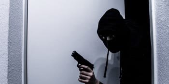 Hrdinná pokladní: Agresivní lupič na ni mířil pistolí, přesto mu peníze nedala
