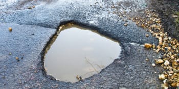 Obleva zjizvila české silnice výmoly. Silničáři je kvůli mrazu nemohou opravovat