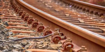 Mezi Uhříněvsí a Říčany u Prahy srazil vlak ženu, zřejmě spáchala sebevraždu