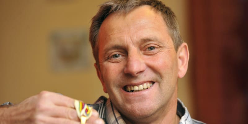 Jiří Parma pózuje se zlatou medailí z MS 1987.