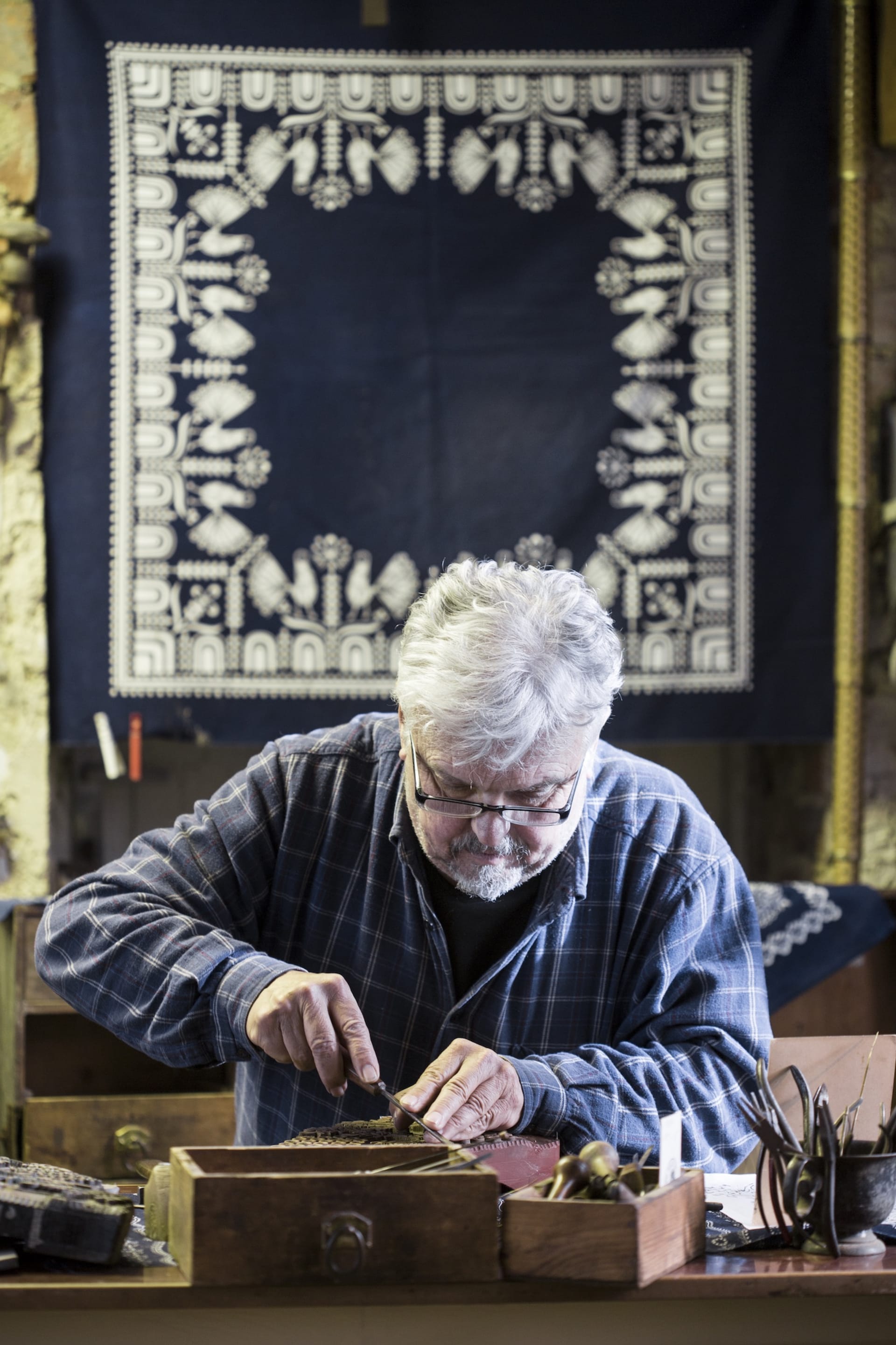 Formíř Milan Bartoš je jeden z posledních, který umí vyrábět dřevěné formy na modrotisk (foto: Tomáš Brabec).