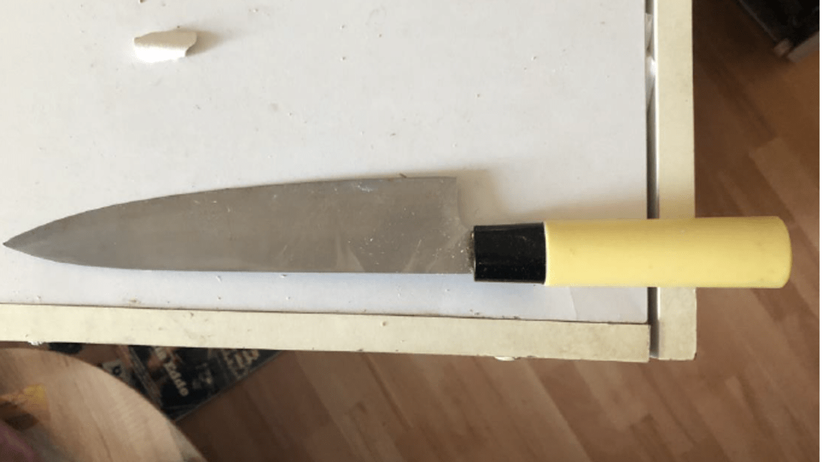 Jeden z nožů nalezených v bytě. (Ilustrační foto)