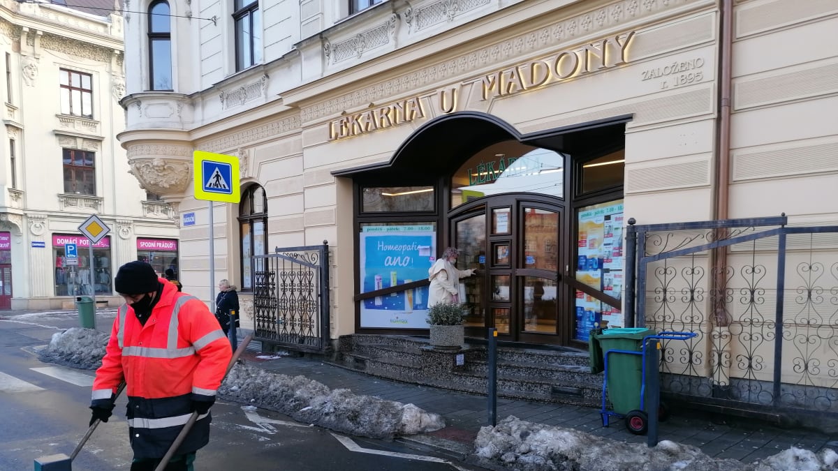 Lékárna U Madony v Přívoze, respirátor tady stojí 39 korun, zdravotnická rouška osm korun.