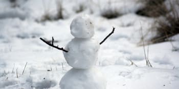 Sněhulák jako symbol přátelství. Na česko-německých hranicích jich postavili desítky
