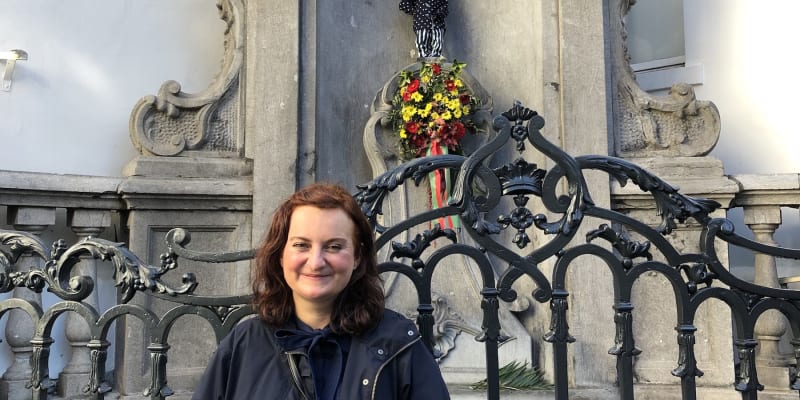 Návrhářka Alice Klouzková v Bruselu, u sošky Čurajícího chlapečka.
