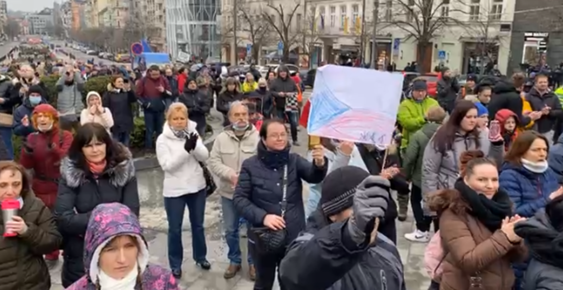 V neděli odpoledne se na Václavském náměstí sešlo zhruba 300 demonstrantů.