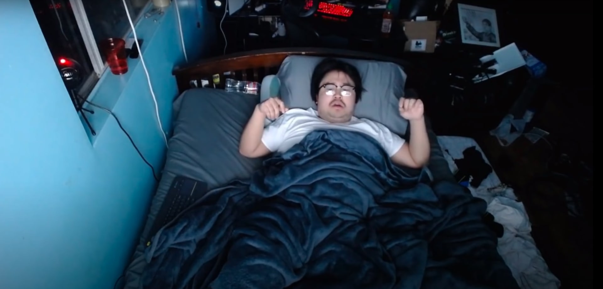 Streamer a youtuber Asian Andy během noci, kdy vydělal šestnáct tisíc dolarů díky spánku.