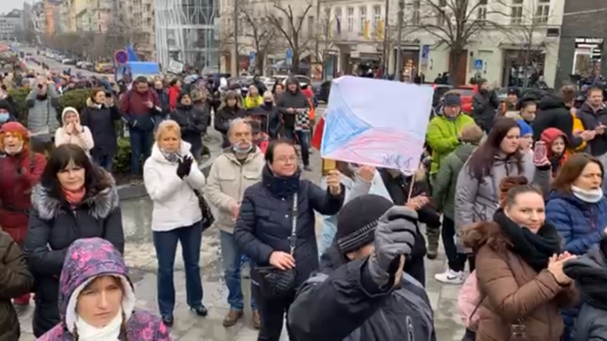 V neděli odpoledne se na Václavském náměstí sešlo zhruba 300 demonstrantů.