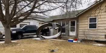 V americkém Denveru spadl před dům kus motoru letadla. Zbytky natočil pasažér z okénka