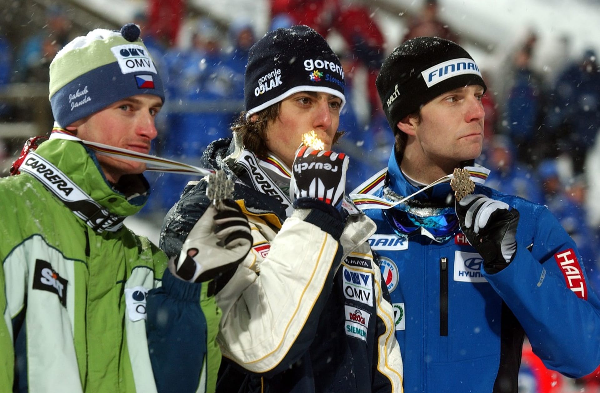 Medailisté ze středního můstku. Zleva Jakub Janda (stříbro), Rok Benkovič (zlato) a Janne Ahonen (bronz)