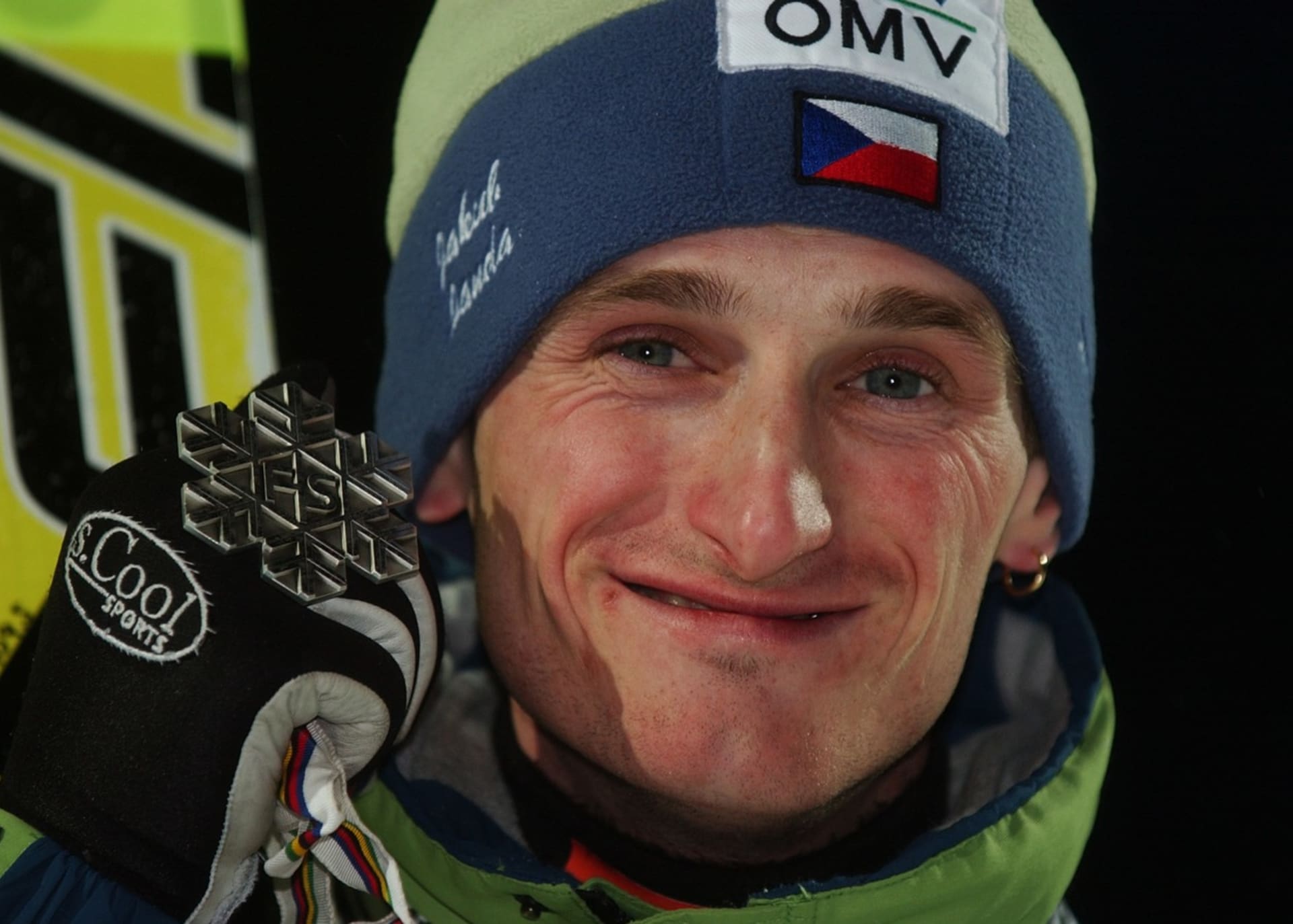 Jakub Janda se raduje ze zisku stříbrné medaile v závodě na středním můstku na mistrovství světa v Oberstdorfu 2005.