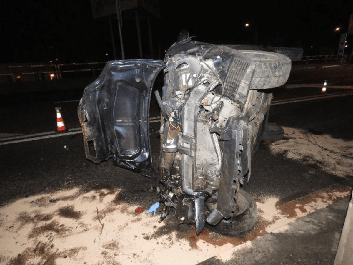 Takto dopadl vůz po nehodě opilého řidiče v Hradci Králové.
