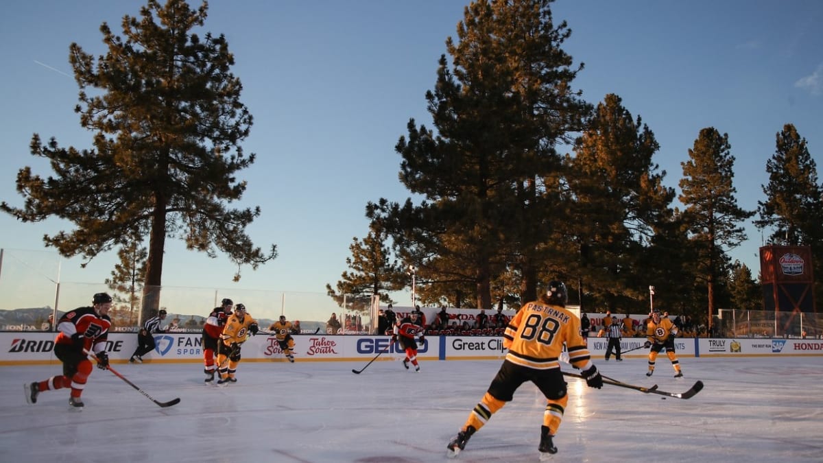 Vysoké tribuny nahradily stromy. Zápasy NHL u jezera Tahoe byly fantastickým zážitkem, který by se bez pandemie neuskutečnil.