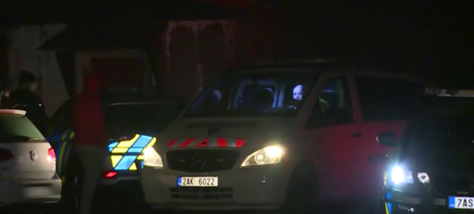 Hodinu před půlnocí na pražském Zlíchově u vjezdu do soukromého areálu stála policejní auta.