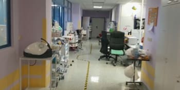 Jičínská nemocnice čelí náporu pacientů. Na lůžkách umírají také mladší ročníky