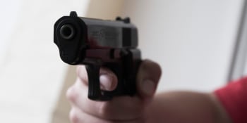 Ozbrojený lupič s rouškou přepadl hotel v Praze. Může být nebezpečný, varuje policie