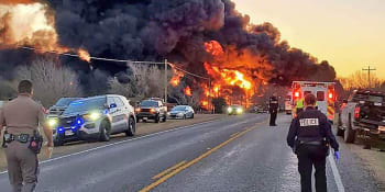 Masivní výbuch v Texasu. Kamion narazil do vagonu přepravujícího benzín