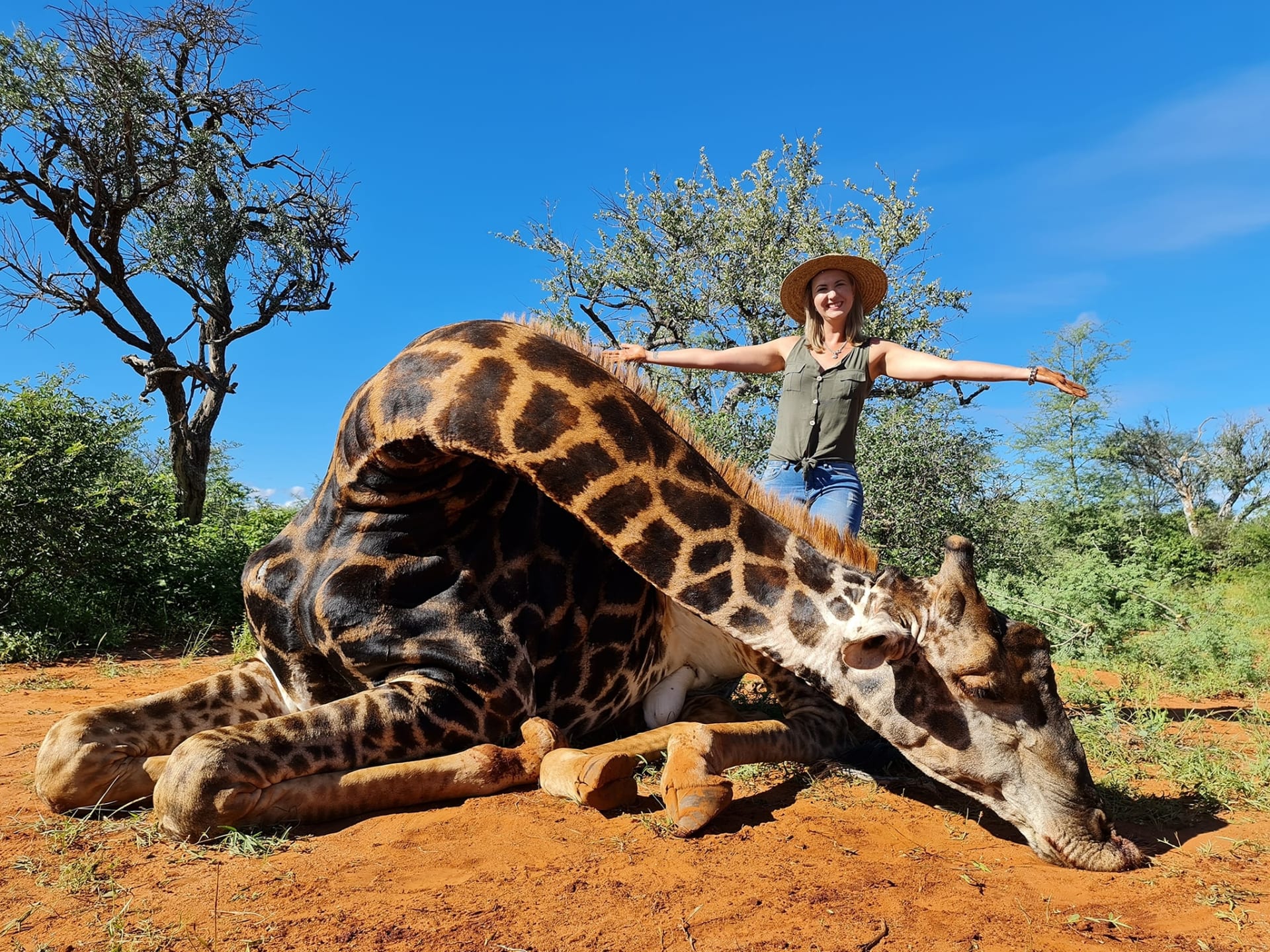 Lovkyně z Jihoafrické republiky Merelize Van Der Merweová s ulovenou žirafou