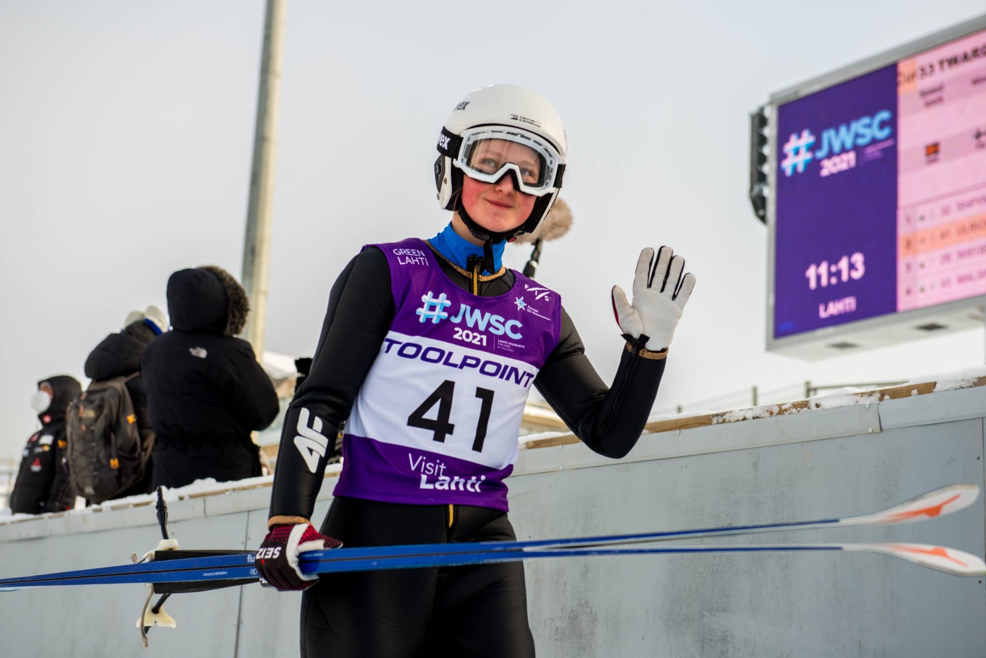 Klára Ulrichová mává při juniorském mistrovství světa 2021 v Lahti.